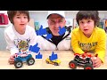 DANI y EVAN montan los Monster Trucks de piezas como LEGO de HOT WHEELS