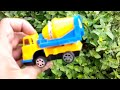 menemukan mainan bus tayo, kereta toys, mobil exsafator, mobil polisi, mobil ambulan, di sawah