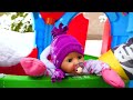 Baby Annabell pergi berjalan-jalan. Berpura-puralah bermain makanan mainan. Video boneka untuk anak