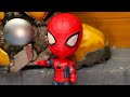 Iron Man & Spider Man - Comparación de juguetes rojos de Marvel World | Animación stop-motion