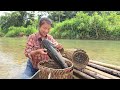 Vietnamese girl alone uses a bamboo basket to catch big fish for a living - ha thi muon