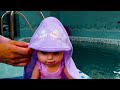 Boneka Baby Annabell di kolam renang. Video boneka bayi untuk anak. Baby Born dan mainan untuk bayi