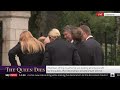 Emotional royals inspect tributes to Queen