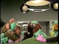 MuppetShow - Dr Bob Checks Out Piggy's Legs