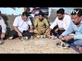 Gujarat के Ahmedabad में Auto Driver के घर खाना खाने पहुंचे Arvind Kejriwal