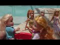 New friend ! Elsa & Anna - water slide - pool - swim - Barbie - splash - sand play