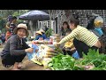 A single mother and her daughter picked bamboo shoots to sell at the market | Tương Thị Mai