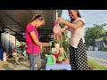 A girl catches stone bees and harvests 50kg of honey to sell at the market