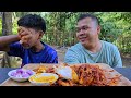 NGAGUGUDAR ! MUKBANG FRIED CHICKEN UTUH SIRAM SAUS SAMYANG + BAWANG JAHAT, PEDAS NIKMAT