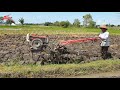 Kerja Santai!!Traktor Sawah Memulai Bajak Dari Tengah