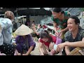 Harvesting eggs to sell at the market - Vàng Hoa