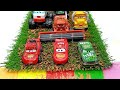 Clean up muddy mini Cars & disney car convoys! Play in the garden