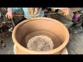 The process of Chinese craftsmen making huge black pottery fish pots