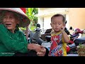 Harvesting green vegetables to sell at the market - bathing the baby | Daily life of a single mother