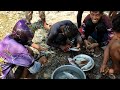 Kejar-kejaran ikan terjebak di air dangkal buat  makan dengan warga pulau