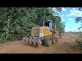 EMPURRANDO A MATA COM PÁ CARREGADEIRA JCB 426ZX