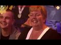 فتاة هولندية تفاجئ الجمهور وتؤذن على الهواء في أشهر برنامج تلفزيوني هولندي !!