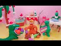 TOP 6 Dangerous Christmas Things: Predatory Squirrel, Snowman Bodybuilder, Florida | Claymation