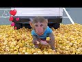 Monkey Baby Bon Bon goes to the supermarket to buy popcorn with duckling and bath with the puppy