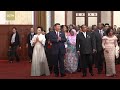 Xi Jinping and Peng Liyuan walk into banquet hall with FOCAC guests