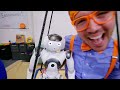 Blippi conoce a Hans el robot | Aprende con Blippi | Moonbug Kids Parque de Juegos
