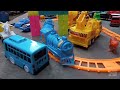 Drama lucu thomas & friends, mobil polisi, truk dump, excavator, crane, molen, bus tayo, monster