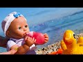 Boneka Baby Annabell. Boneka dan mainan untuk anak di pantai. Berpura-puralah main makanan mainan