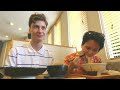 【初来日】大行列！日本のラーメン初めて食べたウクライナ人の母親の反応！
