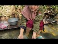 Masak rendang daging sapi kurban di kebun bersama anak istri