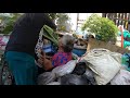 Dọn dẹp căn nhà ngập rác của bà cụ ở Sài Gòn, dân làng mừng hét lớn sau bao ngày bức xúc
