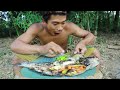 How to Start a Fire in a Survival in the rainforest - And Find food in the forest