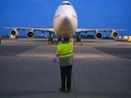 Boeing 747 marshaling in the dark - YouTube2.flv