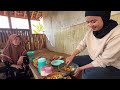 Makan Lahap Nasi Liwet di Rumah Mangpep Cianjur. Cerminan Keluarga Bahagia Hidup Di Kampung