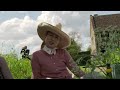 Romantic picnic in a 560-year-old English manor garden / Chalfield Garden, Wiltshire