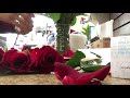 Making a dozen roses arrangement