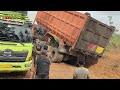 Mendadak Off-road !! Semua Sopir Truk Uji Adrenalin Ketika Melewati Jalan Super Licin