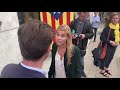 Valtonyc intenta quitarle la bandera de España al presidente de Vox en Gerona