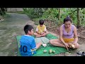 Single girl grills fish with neighborhood children | The best way to grill fish with charcoal