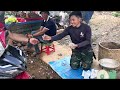 Disabled mother harvests giant gourds and cooks simple diíhes