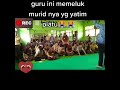 seorang guru yg memeluk muridnya yg yatim piatu