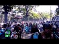 vespa touring indonesia : polisi takut saat di hampiri ribuan vespa