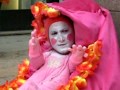 VERONA: Baby in stroller yells 'I LOVE YOU', funniest street performer