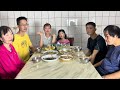 Canh bầu nấu tôm, cá kèo kho, chia sẻ về thu nhập bán tạp hóa của mình ở Đài Loan
